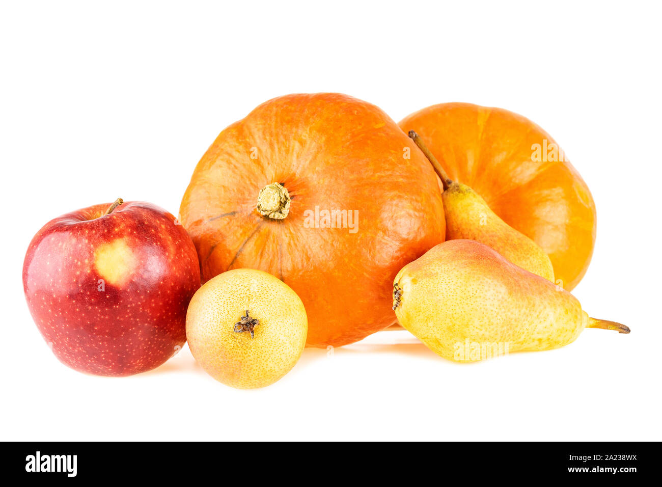 Kürbisse mit Apple und Birnen. Herbst Herbst helle Farbe Obst und Gemüse isoliert auf weißem Stockfoto