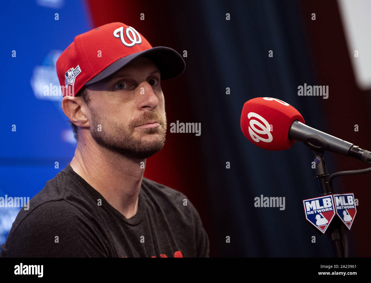 Washington, United States. 30 Sep, 2019. Washington Angehörigen des Kruges Max Scherzer spricht zu den Medien während einer Pressekonferenz am Tag vor seinem Start in der Nationalen Liga Wild Card Playoff Spiel, an den Angehörigen Park in Washington, DC am Montag, September 30, 2019. Die Staatsangehörigen bewirten die Milwaukee Brewers in einem Spiel Wild Card Endspiel. Foto von Kevin Dietsch/UPI Quelle: UPI/Alamy leben Nachrichten Stockfoto