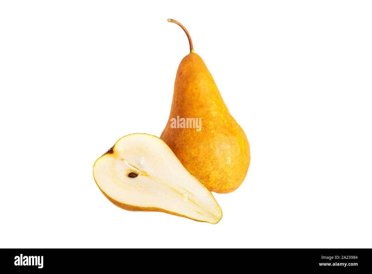 Bio Birne Hälfte ganze Früchte isoliert auf weißem Hintergrund Stockfoto