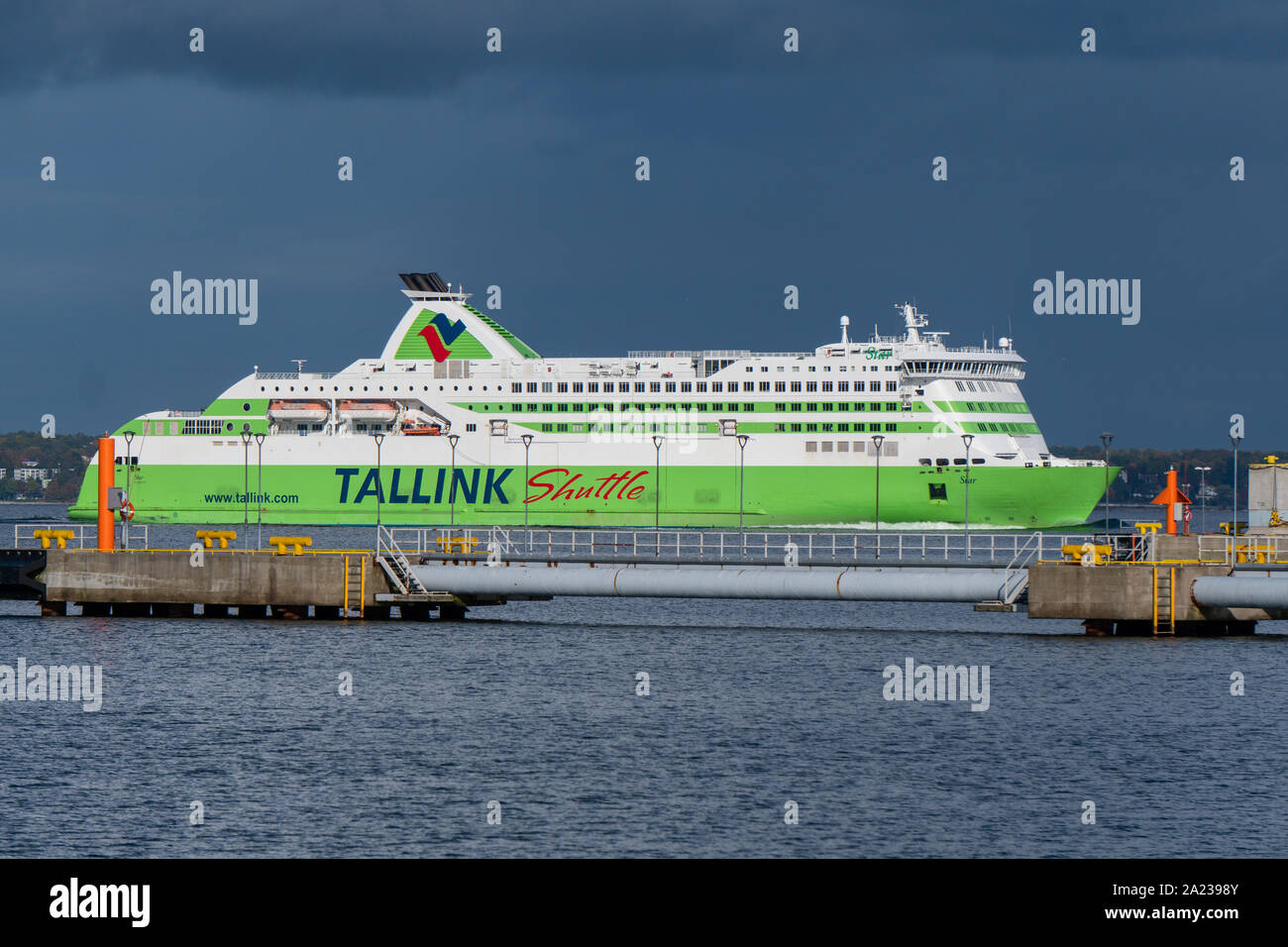 Meer Fähre Tallink Shuttle Star aus der Tallink Flotte geht an den Tallinner Hafen Vanasadam nach Estland aus Finnland mit Reisenden und Passagiere Stockfoto