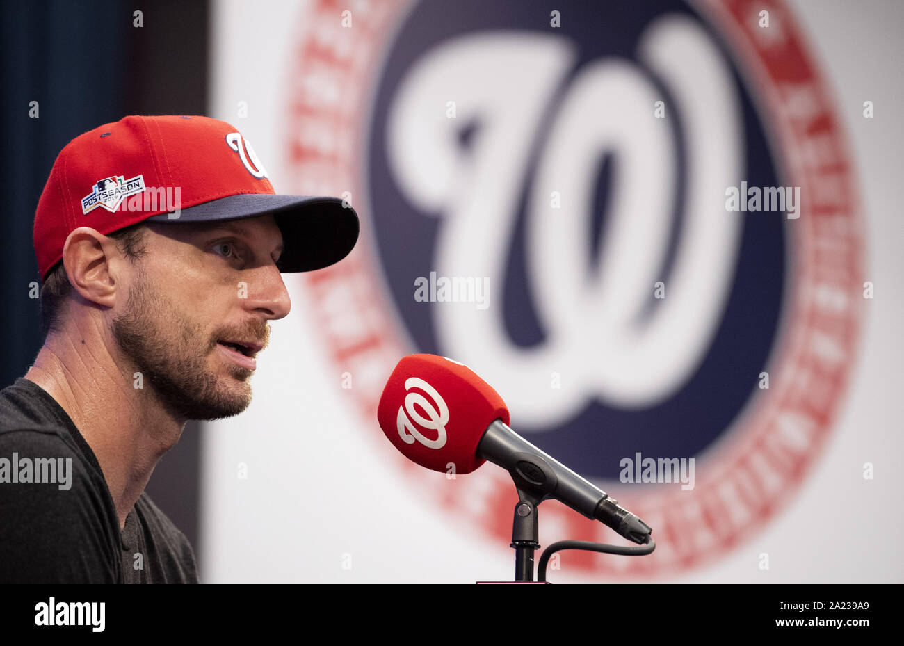 Washington, United States. 30 Sep, 2019. Washington Angehörigen des Kruges Max Scherzer spricht zu den Medien während einer Pressekonferenz am Tag vor seinem Start in der Nationalen Liga Wild Card Playoff Spiel, an den Angehörigen Park in Washington, DC am Montag, September 30, 2019. Die Staatsangehörigen bewirten die Milwaukee Brewers in einem Spiel Wild Card Endspiel. Foto von Kevin Dietsch/UPI Quelle: UPI/Alamy leben Nachrichten Stockfoto