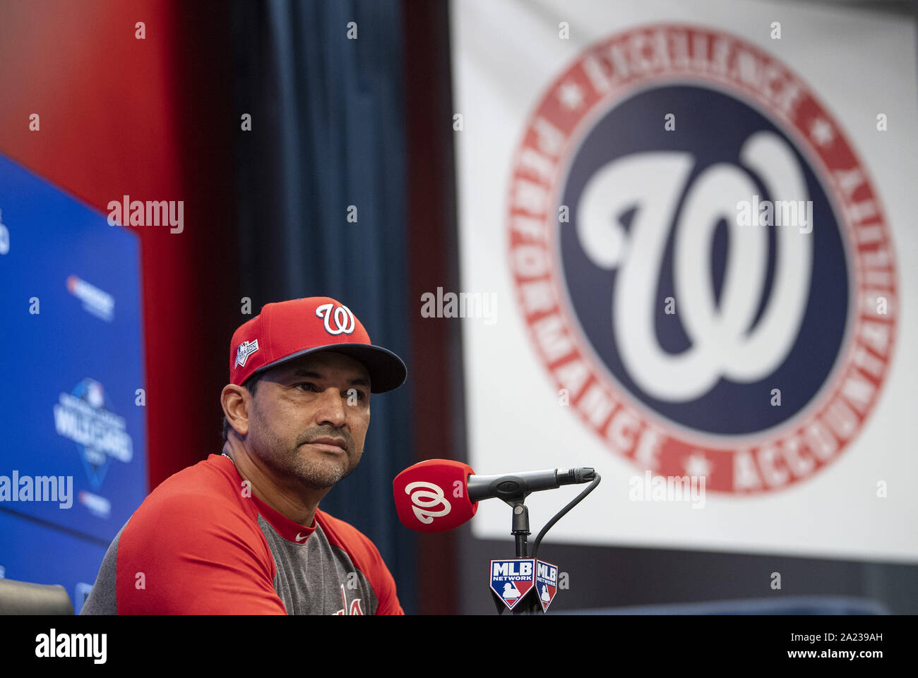 Washington, United States. 30 Sep, 2019. Washington Nationals manager Dave Martinez spricht zu den Medien während einer Pressekonferenz einen Tag vor der Nationalen Liga Wild Card Playoff Spiel, an den Angehörigen Park in Washington, DC am Montag, September 30, 2019. Die Staatsangehörigen bewirten die Milwaukee Brewers in einem Spiel Wild Card Endspiel. Foto von Kevin Dietsch/UPI Quelle: UPI/Alamy leben Nachrichten Stockfoto