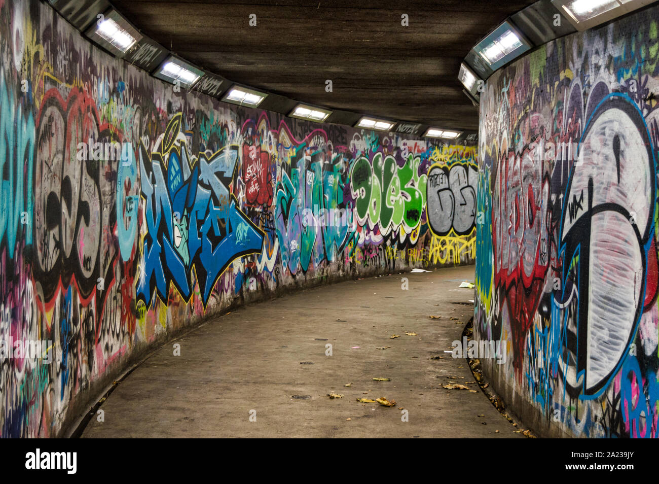 Belfast, Großbritannien - 28 Oktober 2017: Graffiti in der U-Bahn von Belfast Stockfoto