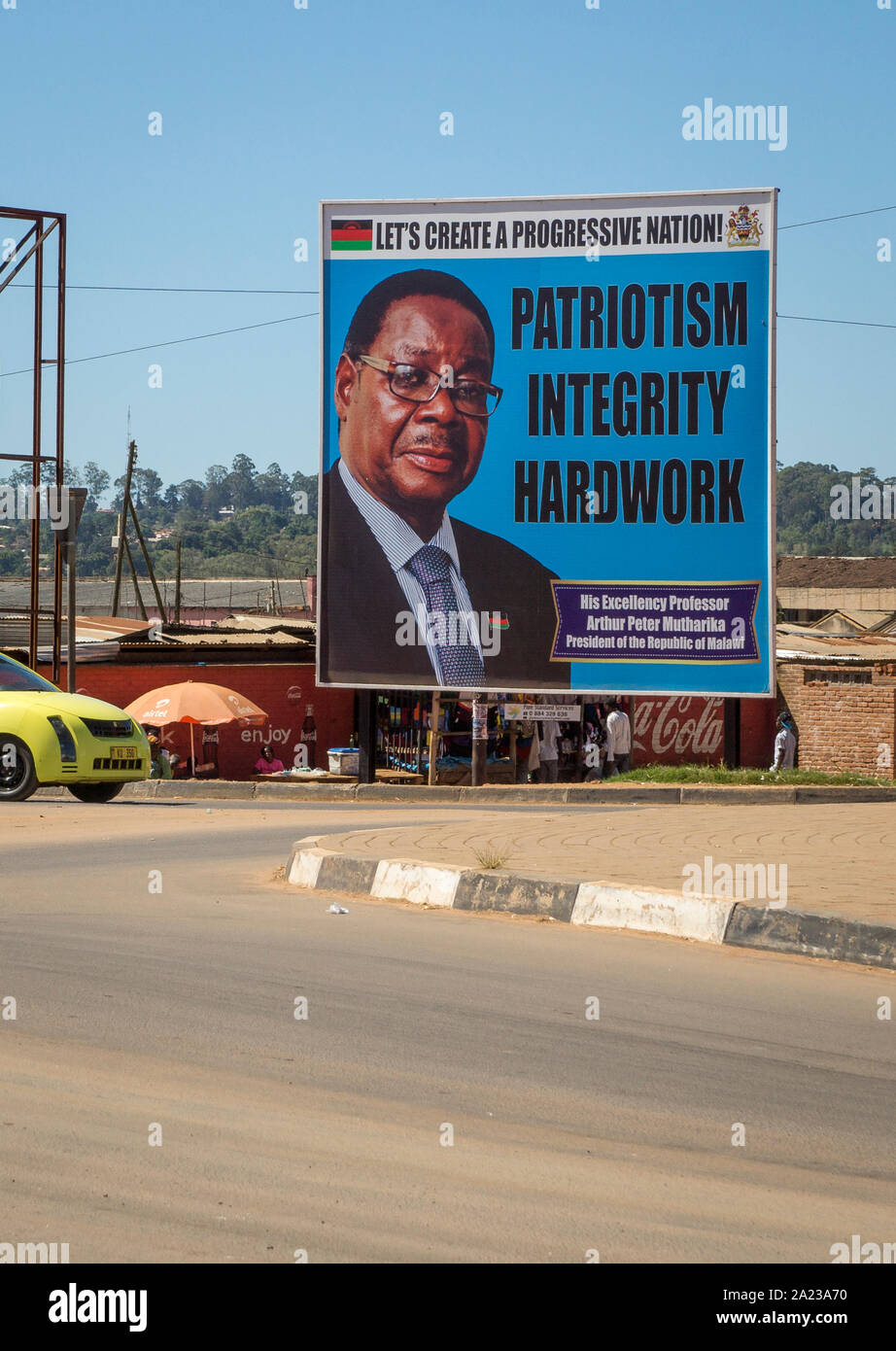 Am Straßenrand Banner in Mzuzu, Malawi, mit Präsident Peter Mutharika Förderung des Patriotismus, der Integrität und der harten Arbeit. Stockfoto