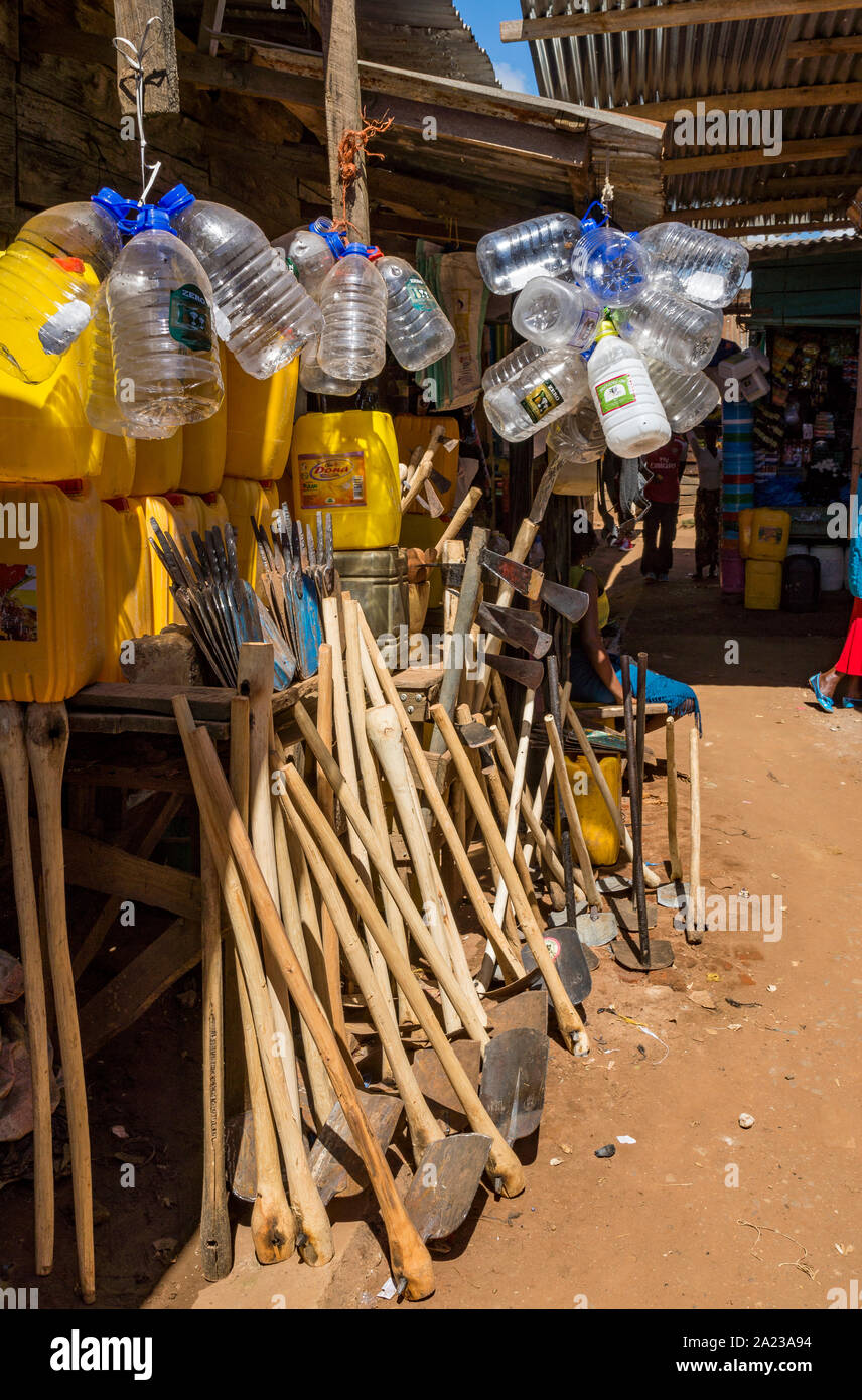 Landwirtschaft Werkzeuge für den Verkauf in Mzuzu Markt, Malawi Stockfoto
