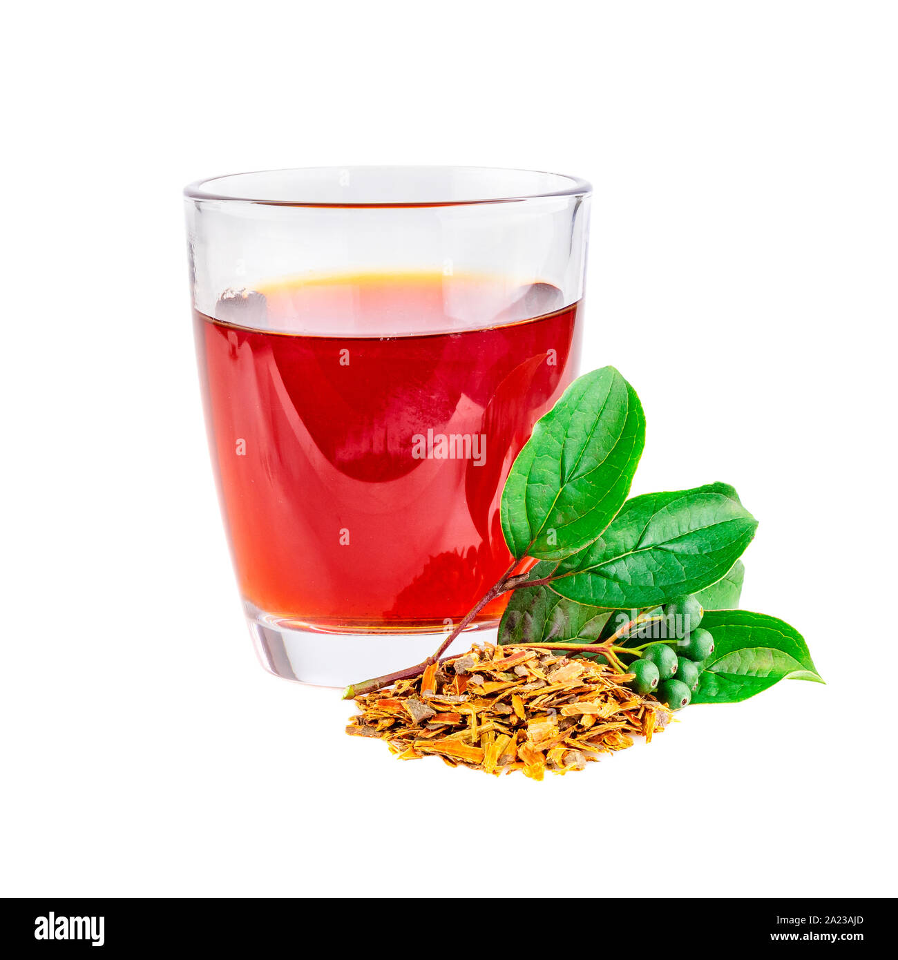 Faulbaum Rinde in Holz- Schaufel auf Weiß. Bukthorn Tee enthält Hydratation und sanfte Stimulierung für regelmäßigen Stuhlgang. Stockfoto