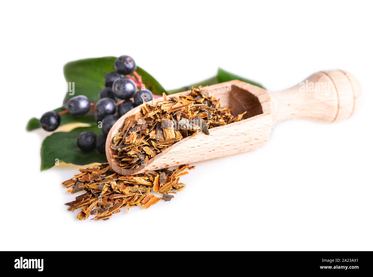 Sanddorn bellen in Holz- Schaufel. Gehackte Faulbaum Rinde auf weißem Hintergrund Stockfoto