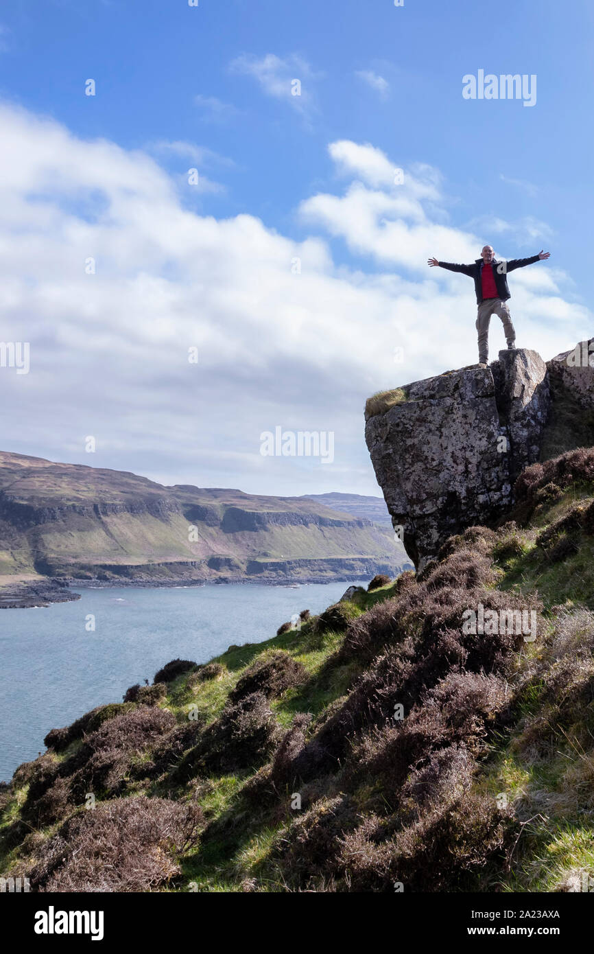 Menschliche stehen auf hohe Felswand auf der Isle of Mull Stockfoto