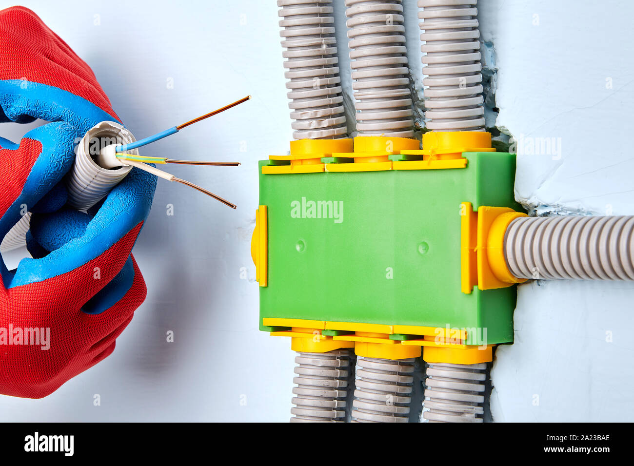 Ein Elektriker ist ein elektrisches Kabel Anschlussdose an. Eine  Verteilerdose dient zum Hinzufügen einer Stirnrad- oder Schaltungen und  direkte Stromversorgung für Leuchten und hinaus zu verlängern  Stockfotografie - Alamy