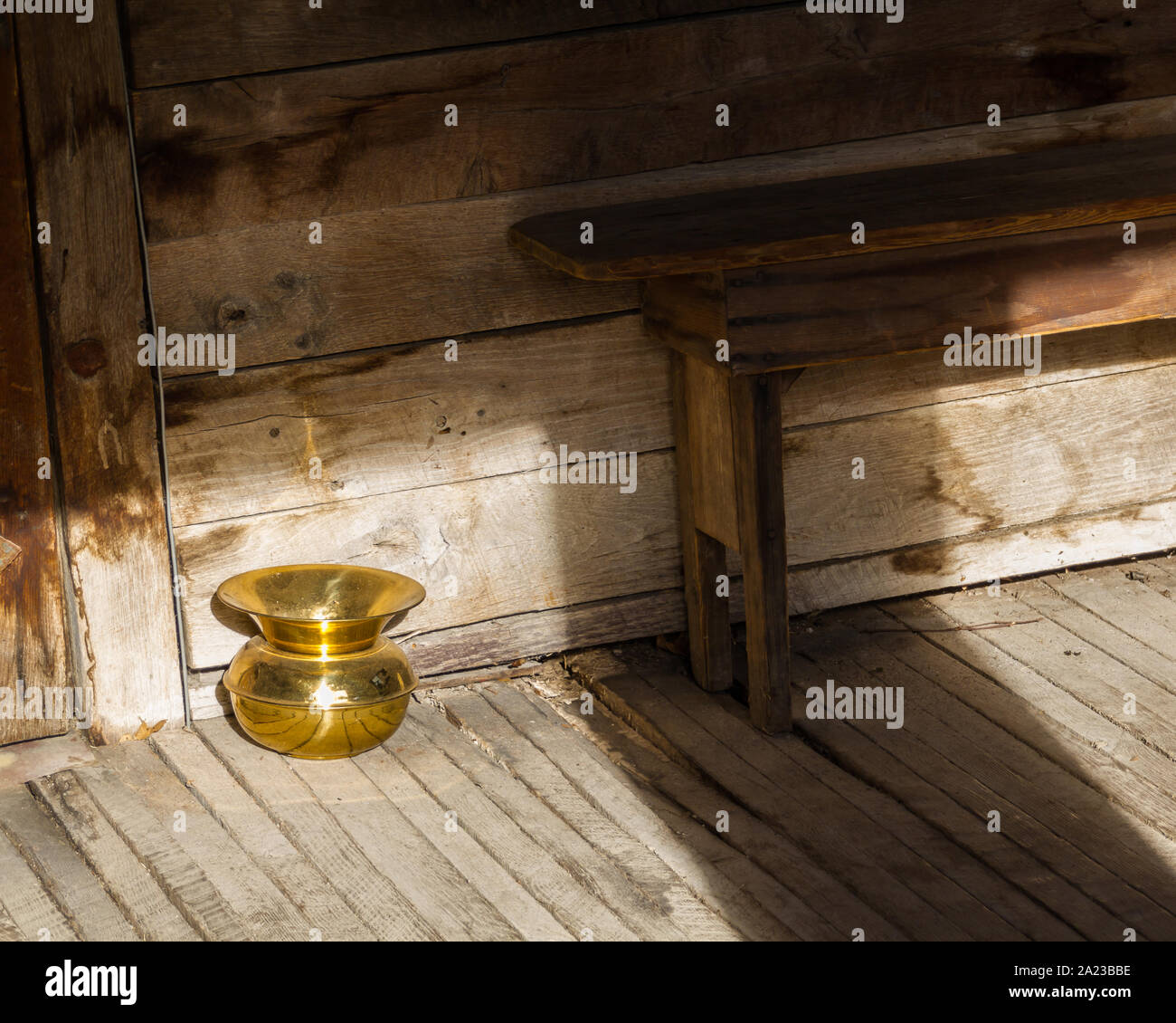 Gold Spucknapf in Wild West Saloon Stockfoto