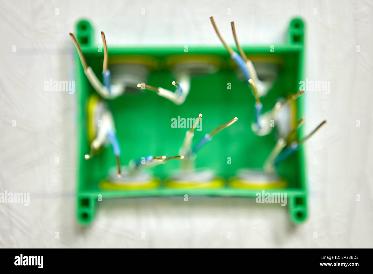 Installation eines Haushalts Telefonzentrale, Fotografie mit geringer Tiefenschärfe. Elektrische Anschlusskasten während der Installation, unscharfer Hintergrund. Stockfoto