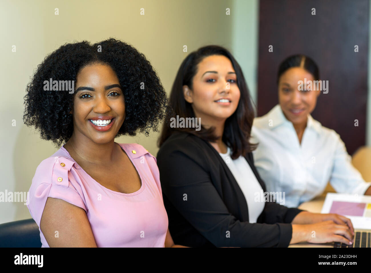 Multi-ethnische Gruppe von Frauen bei der Arbeit. Stockfoto