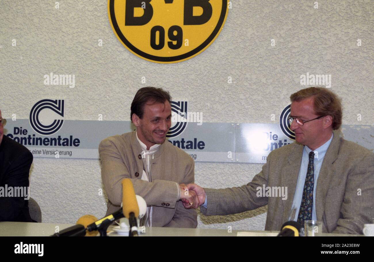 Dortmund, Deutschland. 26 Sep, 2019. firo: 06/1996 Fußball, 1995/1996 1. Bundesliga: BVB, Borussia Dortmund Präsentation des neuen Unterzeichnung Jürgen Kohler von Juventus Jürgen Kohler und Präsident Gerd Niebaum | Verwendung der weltweiten Kredit: dpa/Alamy leben Nachrichten Stockfoto