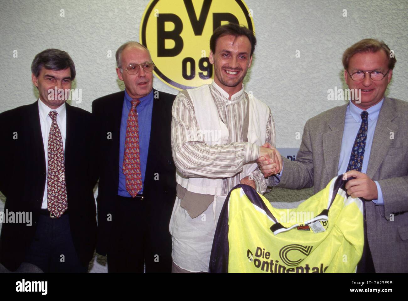 Dortmund, Deutschland. 26 Sep, 2019. firo: 06/1996 Fußball, 1995/1996 1. Bundesliga: BVB, Borussia Dortmund Präsentation des neuen Unterzeichnung Jürgen Kohler von Juventus Turin, Manager Michael Meier links, Schatzmeister Schatzmeister erfahrene Hans-Jurgen Freundlieb Jürgen Kohler und Präsident Gerd Niebaum | Verwendung der weltweiten Kredit: dpa/Alamy leben Nachrichten Stockfoto