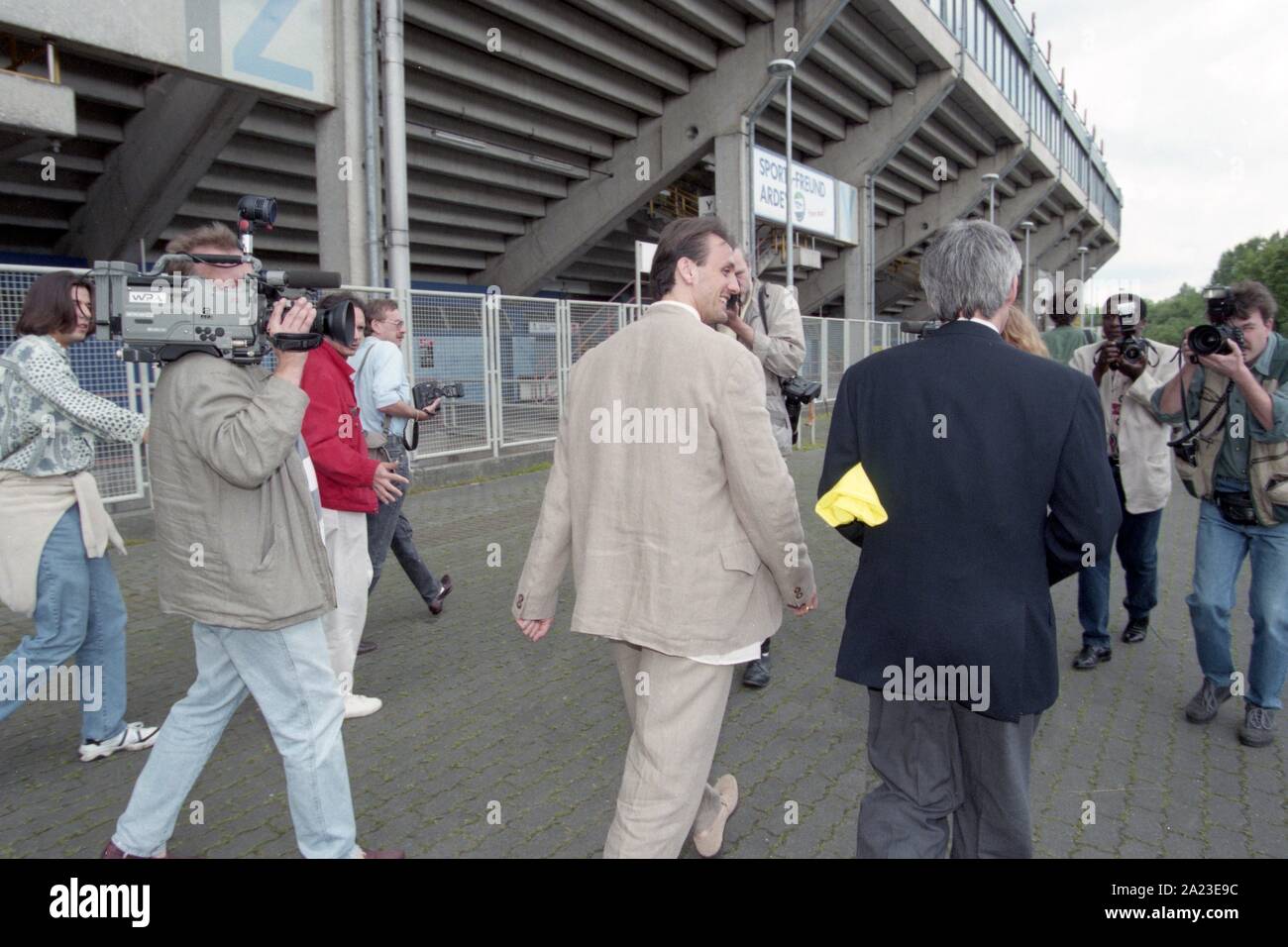 Dortmund, Deutschland. 26 Sep, 2019. firo: 06/1996 Fußball, 1995/1996 1. Bundesliga: BVB, Borussia Dortmund Präsentation des neuen Unterzeichnung Jürgen Kohler, der von Juventus Turin | Verwendung der weltweiten Kredit kam: dpa/Alamy leben Nachrichten Stockfoto