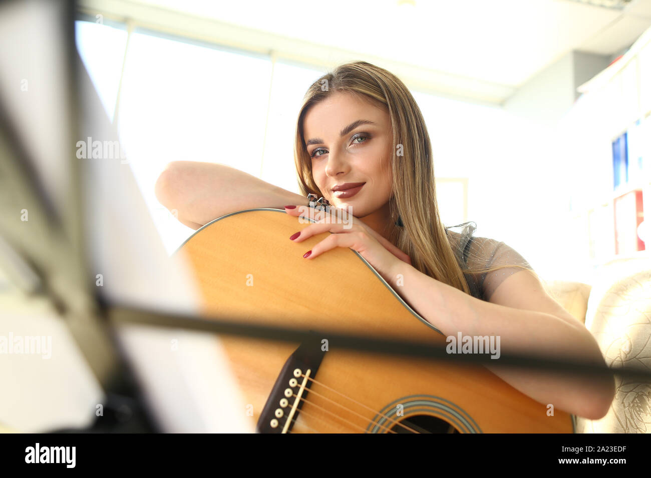 Musik Inspiration Blond Player Portrait Stockfoto