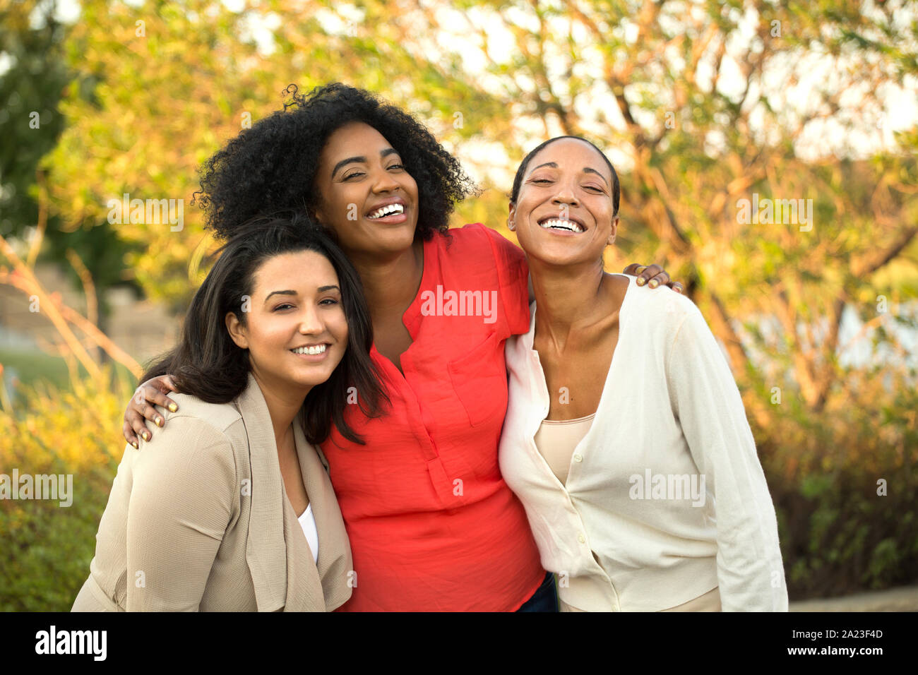 Heterogene Gruppe von Freunden reden und lachen. Stockfoto