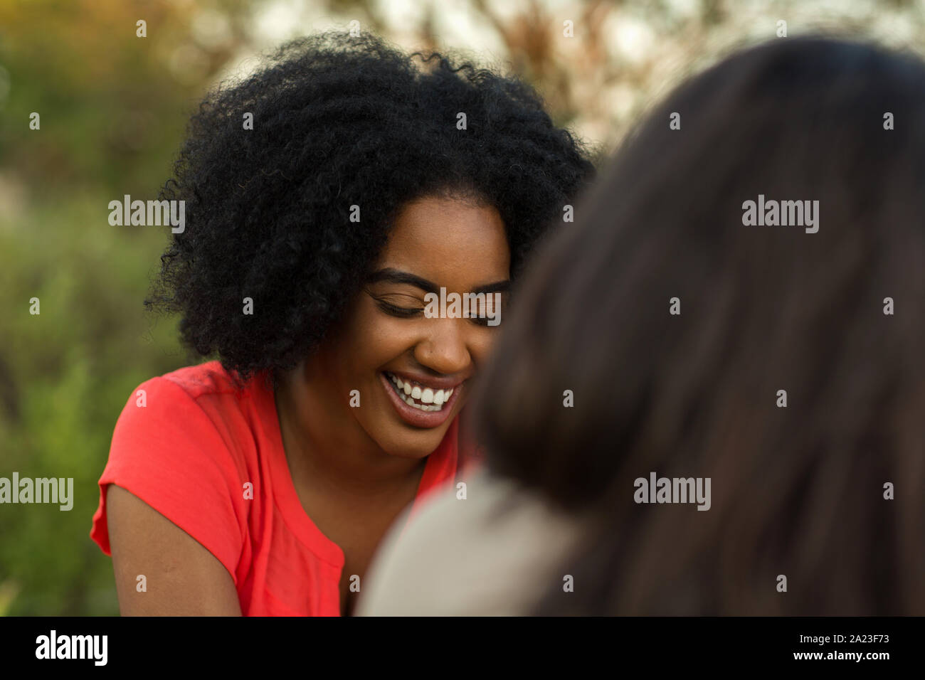 Heterogene Gruppe von Freunden reden und lachen. Stockfoto
