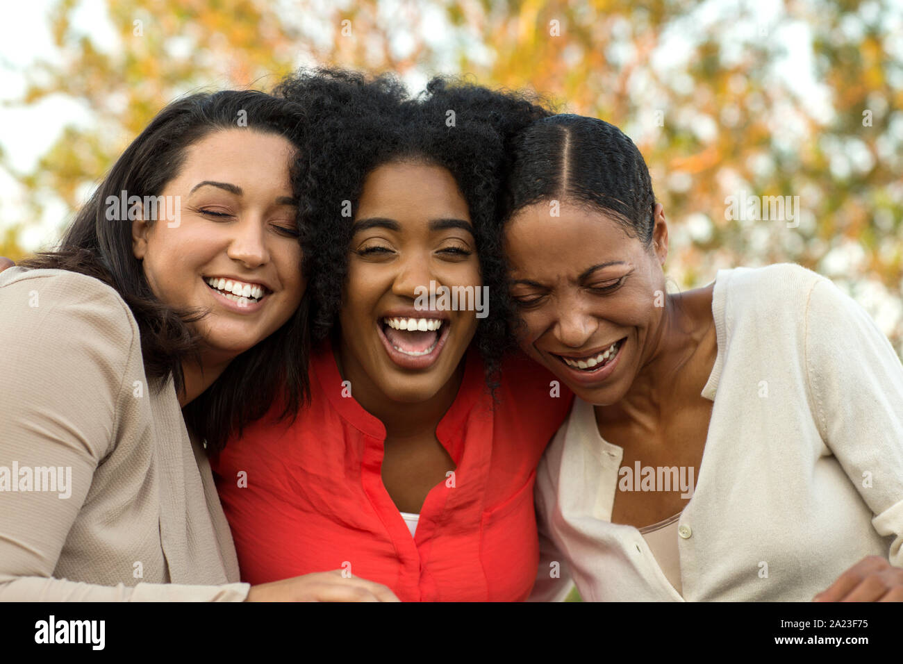 Heterogene Gruppe von Freunden reden und lachen. Stockfoto