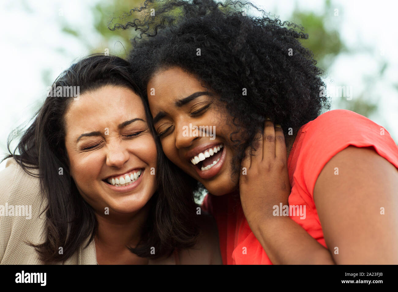 Heterogene Gruppe von Freunden reden und lachen. Stockfoto