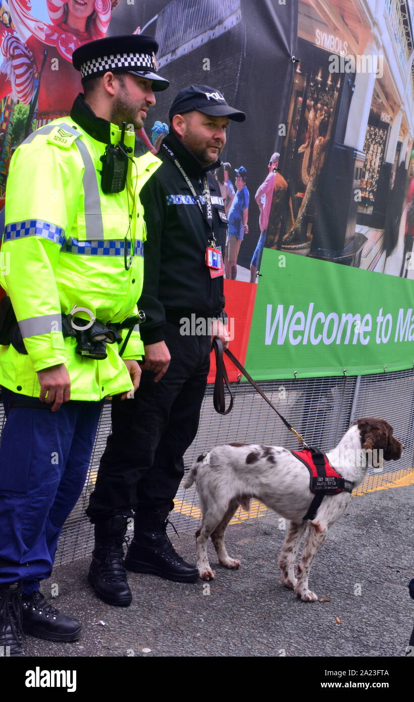 Polizisten bewachen den Eingang zur Konservativen Partei Konferenz 2019 am 2. Tag in Manchester, UK. Stockfoto