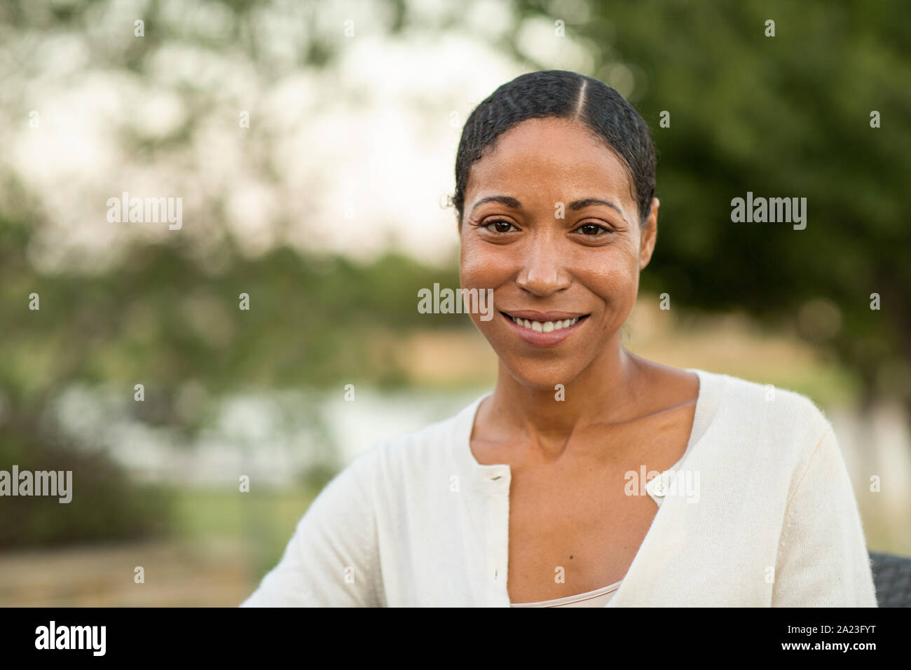 Reifen zuversichtlich African American woman smiling außerhalb. Stockfoto