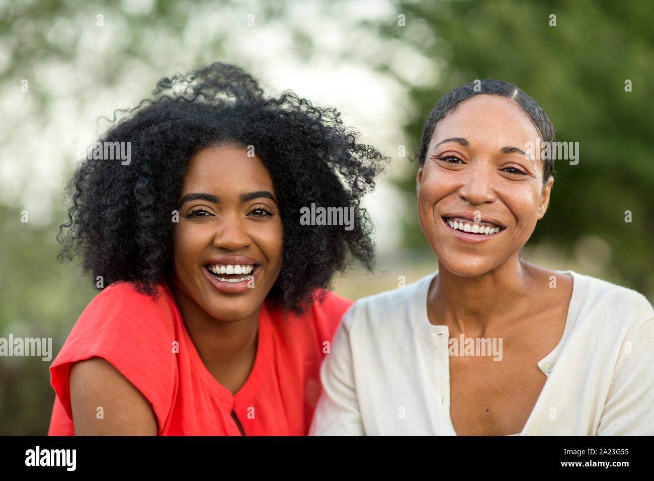 Afrikanische amerikanische Mutter ihre erwachsene Tochter umarmte. Stockfoto