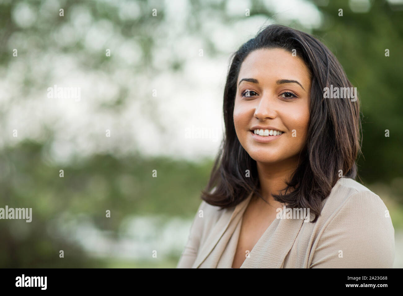 Junge zuversichtlich glücklich Hispanic Frau außerhalb lächelnd. Stockfoto