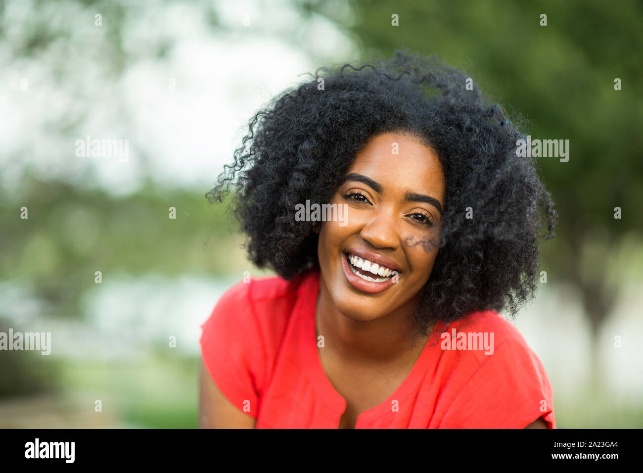 Gerne zuversichtlich African American woman smiling außerhalb. Stockfoto