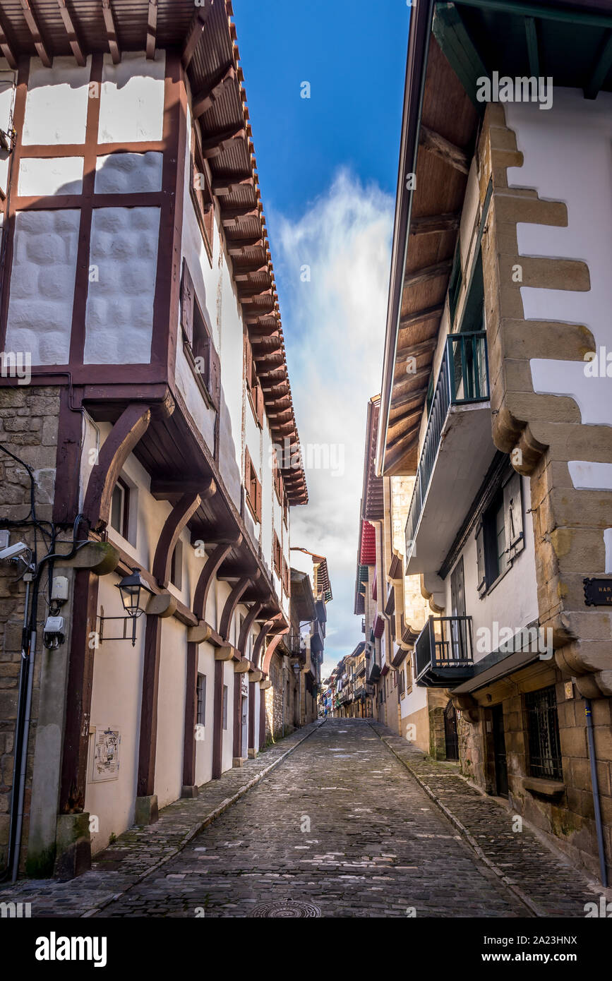 Ansicht eines mittelalterlichen Straße mit Holz Wand traditionelle baskische Haus Fassaden von hondarrabia in der Nähe von San Sebastián und der französischen Grenze im Baskenland Stockfoto