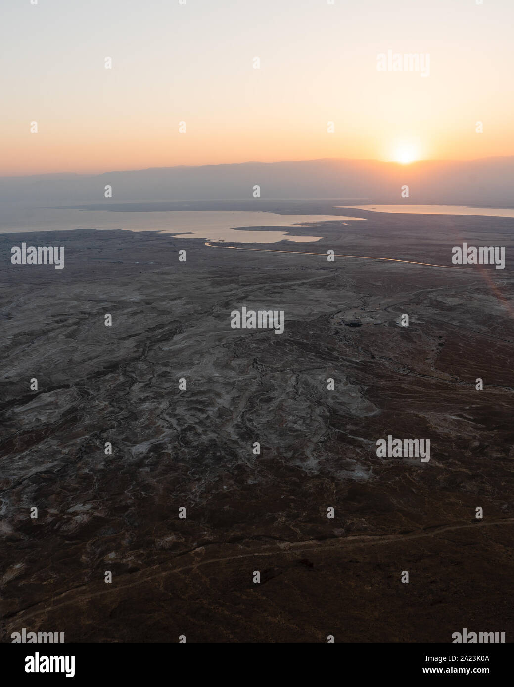 Blick auf den Sonnenaufgang vom israelischen Fort Masada auf das Todesmeer Stockfoto