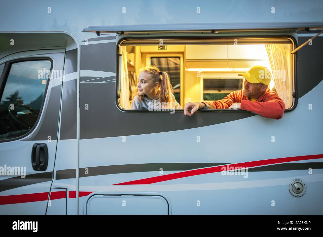 Kaukasische Familie, Vater und Tochter Suchen außerhalb des Fensters von Ihren RV Camper auf dem Campingplatz Road Trip. Erkunden Sie die Welt von t Stockfoto