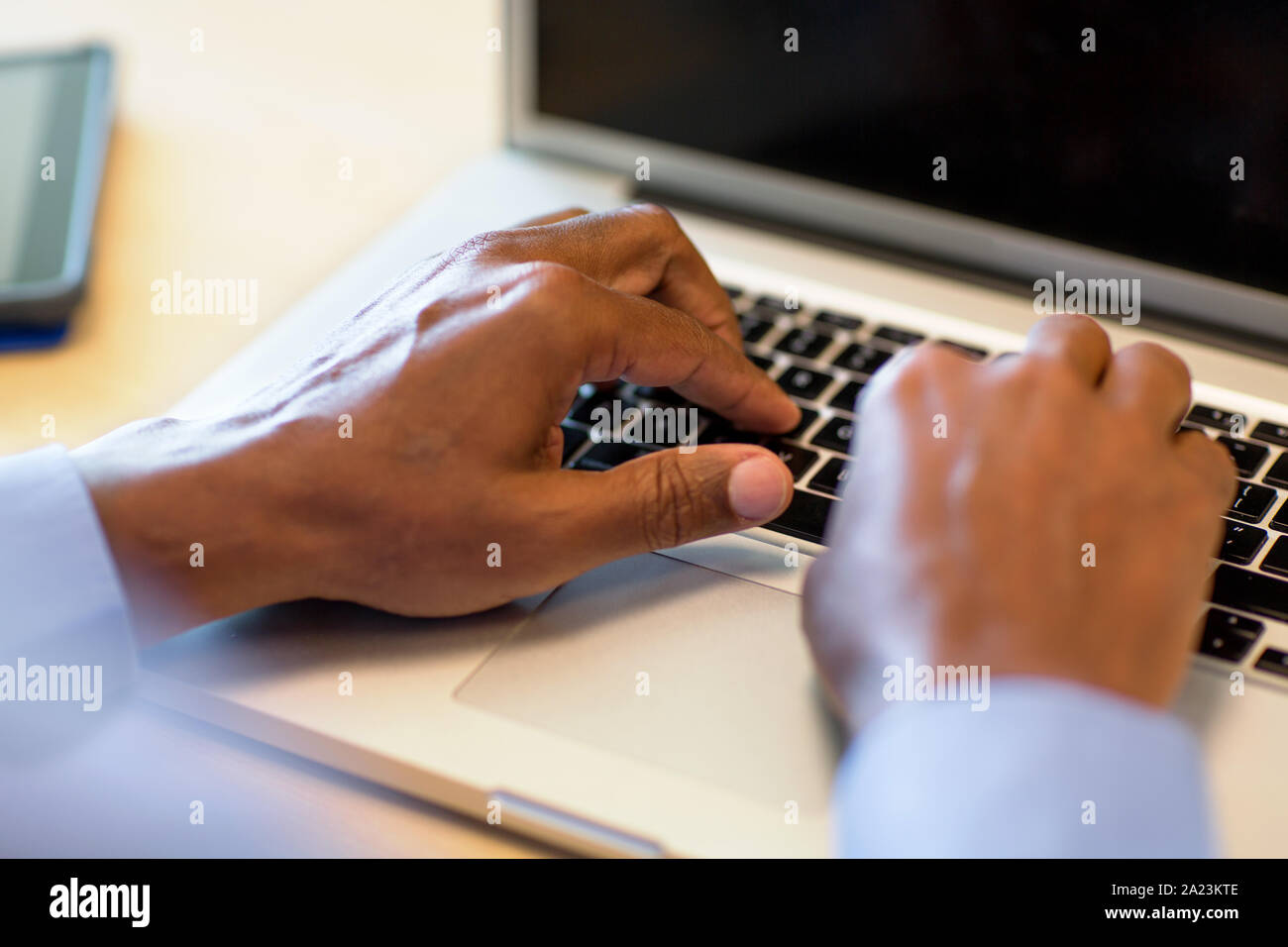 Afrikanische amerikanische Mann an der Texteingabe auf einem Computer. Stockfoto