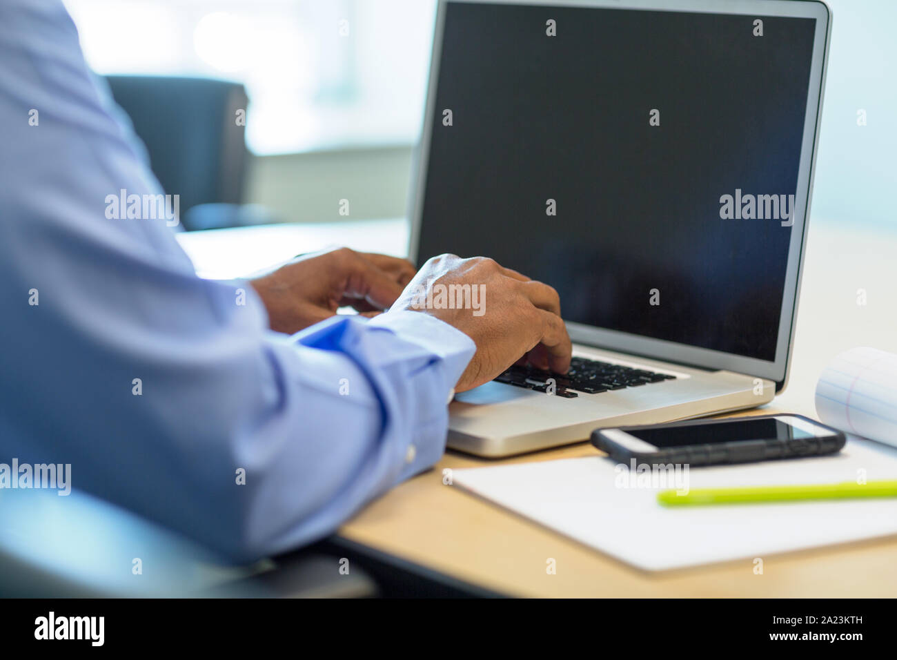 Afrikanische amerikanische Mann an der Texteingabe auf einem Computer. Stockfoto