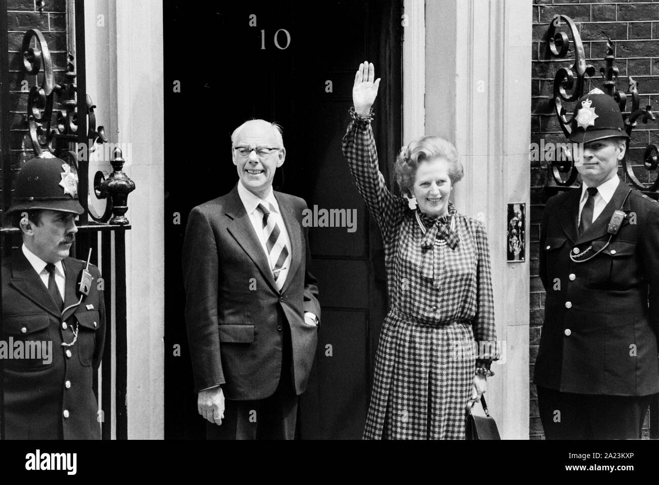Margaret Thatcher mit ihrem Ehemann Denis, auf die Schritte der Downing Street Nr.10 nach seiner Wiederwahl für eine zweite Amtszeit. 10. Juni 1983. Stockfoto