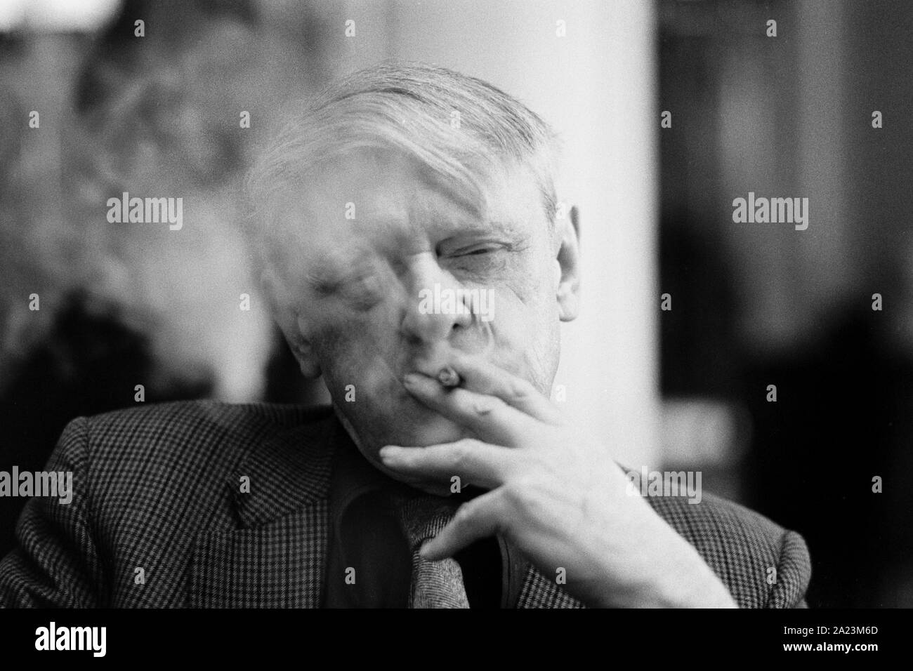 Anthony Burgess, 1917 - 1993. Autor von A Clockwork Orange. Das Rauchen einer Zigarre, Mai, 1985. Stockfoto