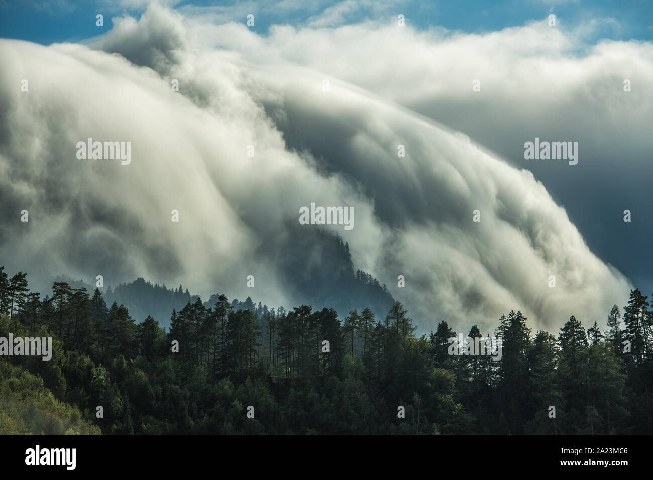 Malerische Waterfall-Like orographische Wolken in den Julischen Alpen, Slowenien. Meteorologische Phänomene. Stockfoto