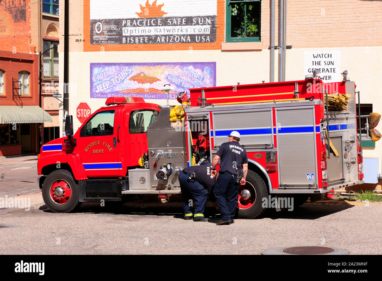 Die bisbee Fire Dept GMC Fire Engine bis in die Innenstadt von Bisbee, AZ geparkt Stockfoto