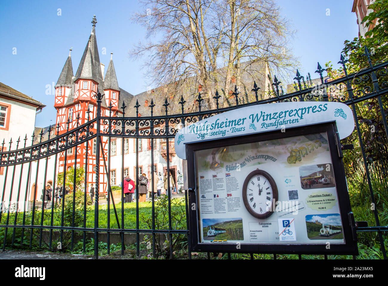 Rudesheimer Winzerexpress ist ein minitrain, dass Passagiere zu Siegfried Museum, ein Selbst spielen Musik Museum in Rüdesheim, Deutschland bringt Stockfoto