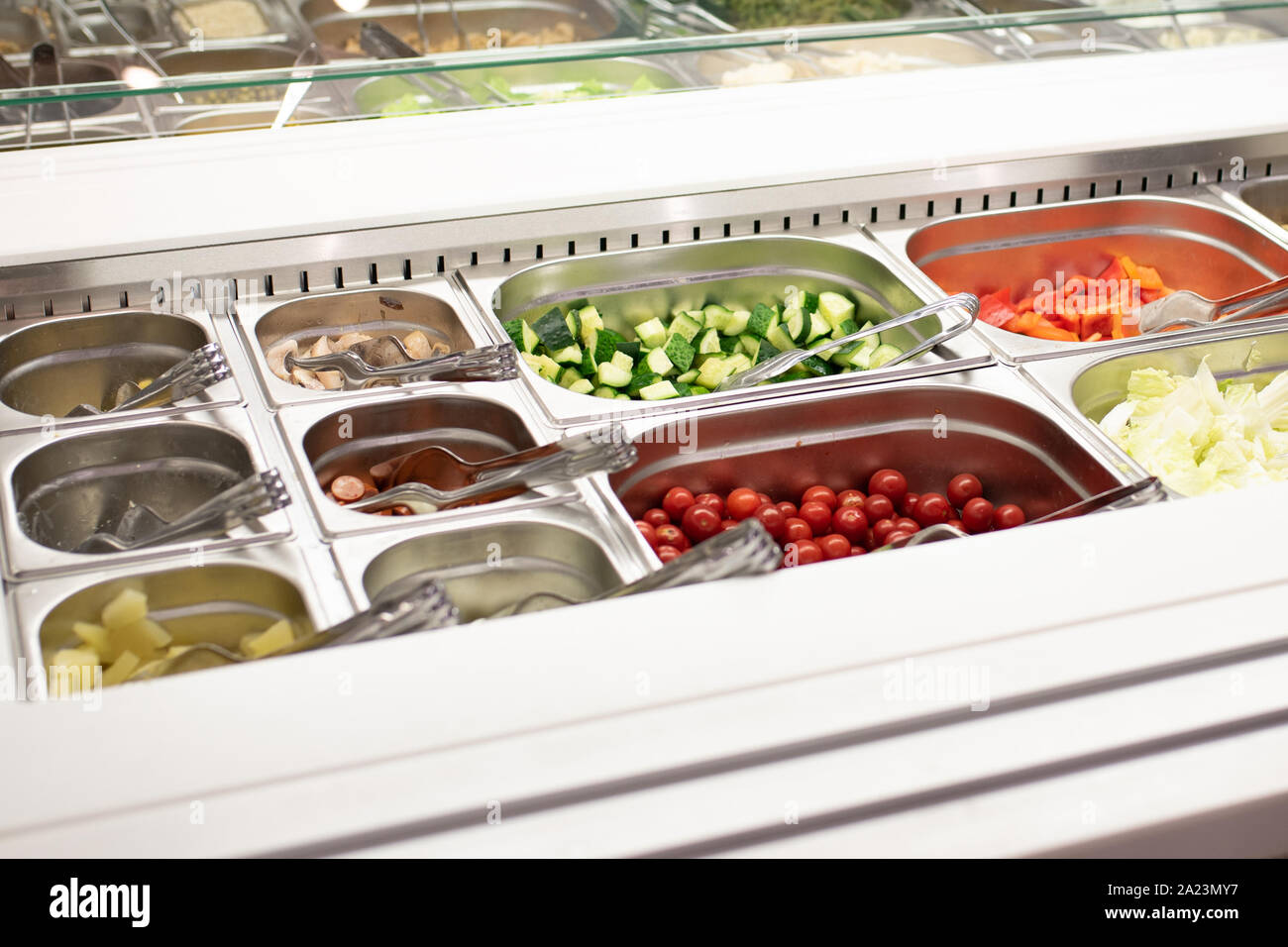 Self-service-Salat Bar in einem großen Store Stockfoto