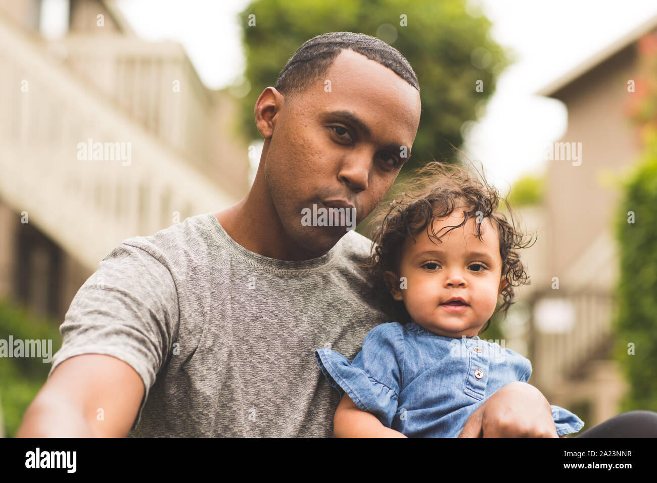 Vater sein kleines Mädchen. Mischlinge Familie. Stockfoto