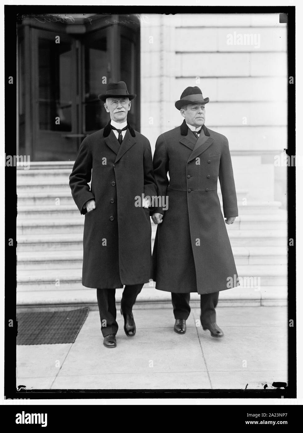 OWEN, ROBERT LATHAM. SENATOR von Oklahoma, 1907-1925. Rechts, MIT SENATOR THOMAS VON COLORADO Stockfoto