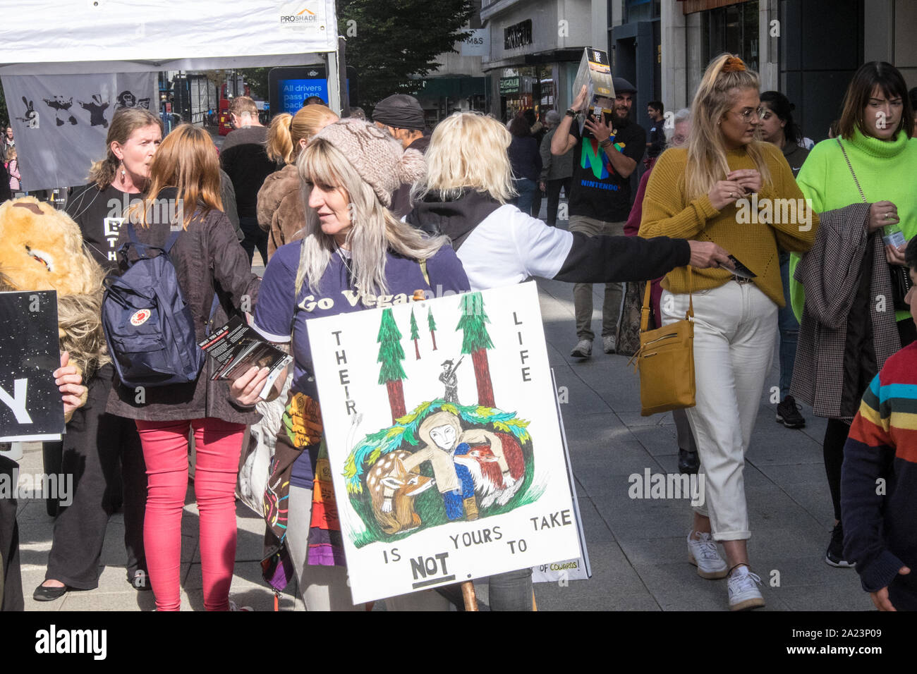 Demonstration, Demo, Protest, für Tierschutz-, und, gegen, Trophäenjagd, auf, High Street, Birmingham, West Midlands, Midlands, England, UK, GB, Großbritannien, Europa Stockfoto