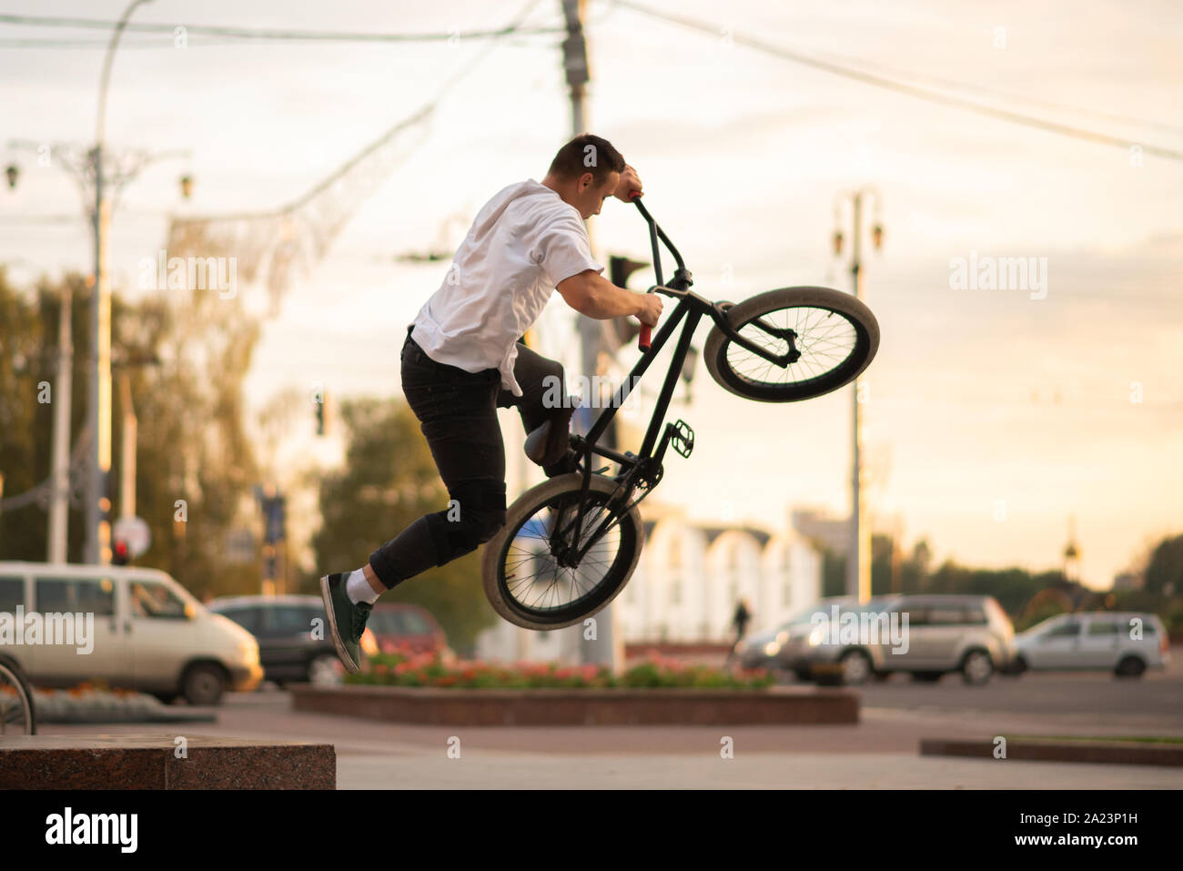 Der Kerl auf dem BMX, ein Trick, springt von der Brüstung. Stockfoto