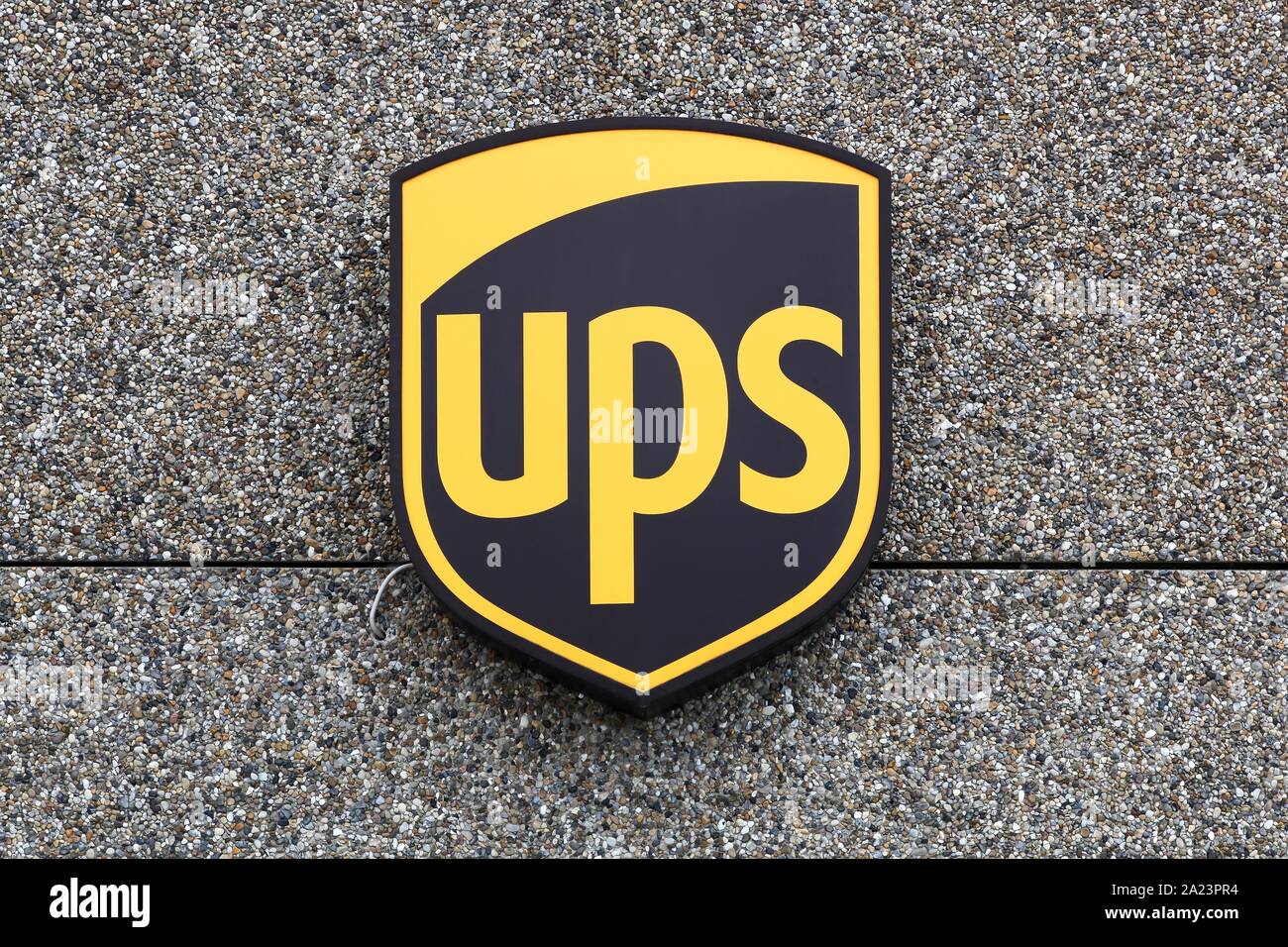 Holme, Dänemark - Juni 5, 2019: UPS Logo auf einer Fassade. United Parcel  Service ist der weltgrößte Paketdienst Stockfotografie - Alamy