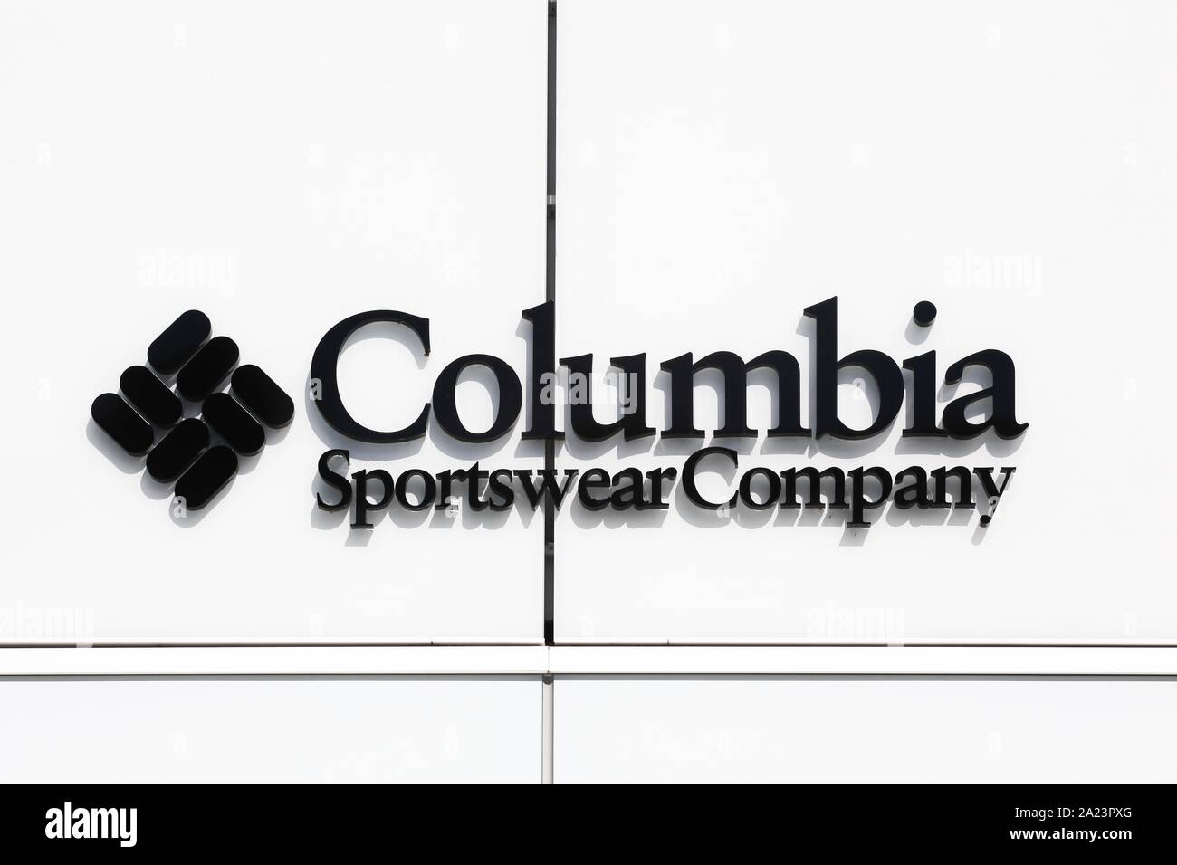 Villefontaine, Frankreich - 13. September 2019: Columbia Sportswear Company Logo an einer Wand. Die Columbia Sportswear Company ist ein US-amerikanisches Unternehmen Stockfoto