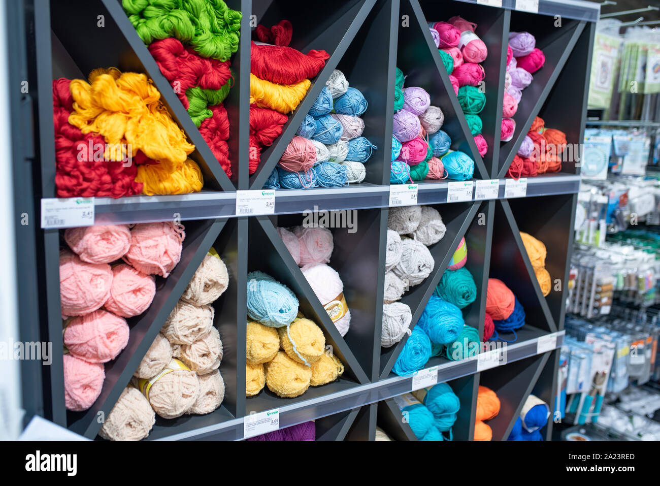 Minsk, Weißrussland - September 27, 2019: ein Zähler mit unterschiedlichen Gewinden für das Stricken in einem Supermarkt. Stockfoto