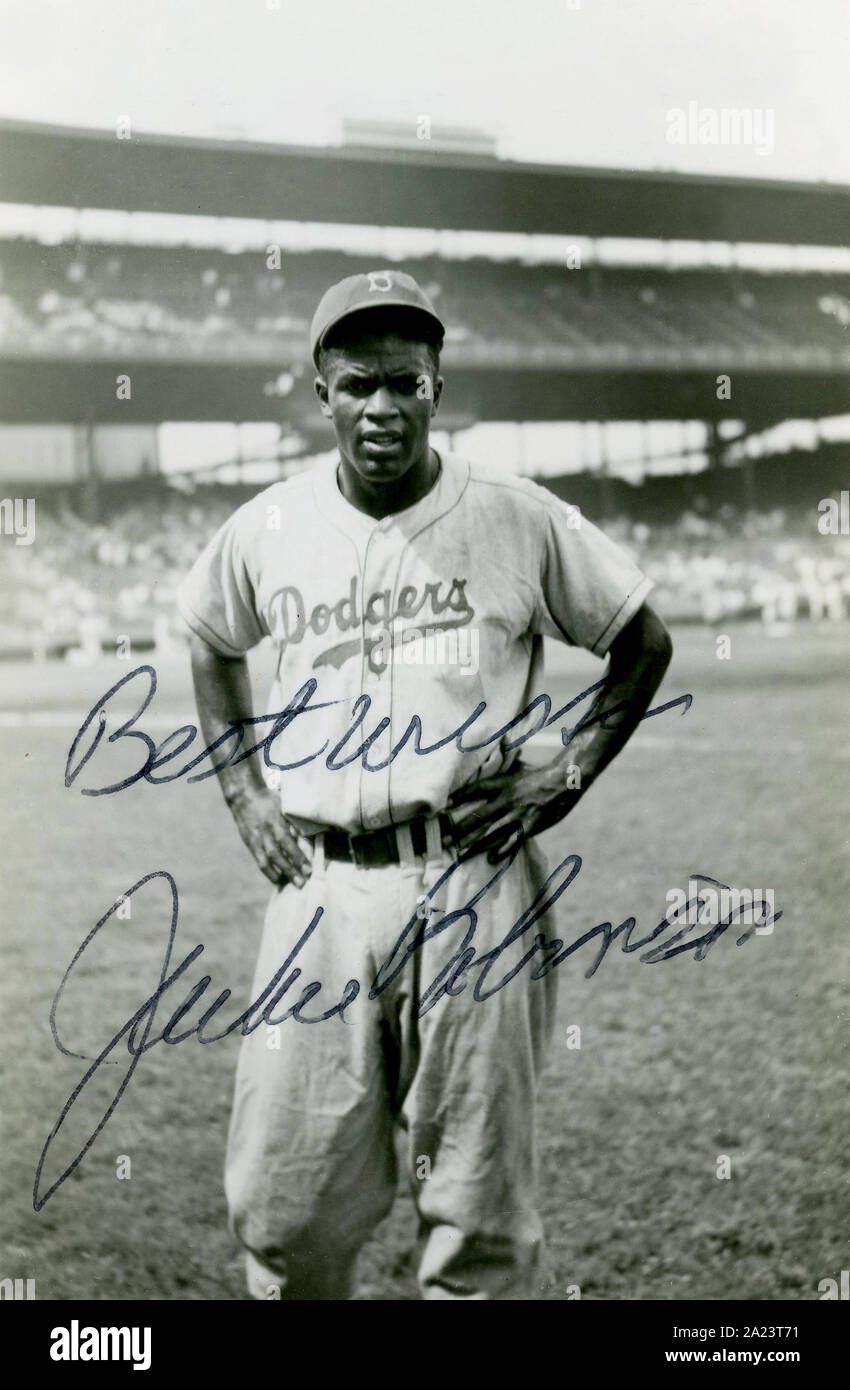 Vintage Autographierte Schwarz Und Weiss Momentaufnahme Der Legendare Brooklyn Dodgers Zahler Jackie Robinson Wer War Der Erste Afroamerikaner Der Color Line In Mjaor League Baseball 1947 Zu Brechen Stockfotografie Alamy