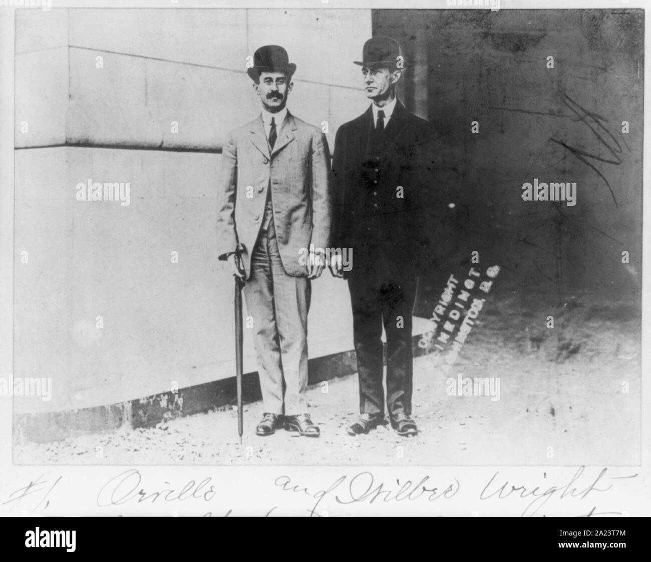 Orville und Wilbur Wright, in voller Länge Porträt, Stehen, Tragen derbies Stockfoto