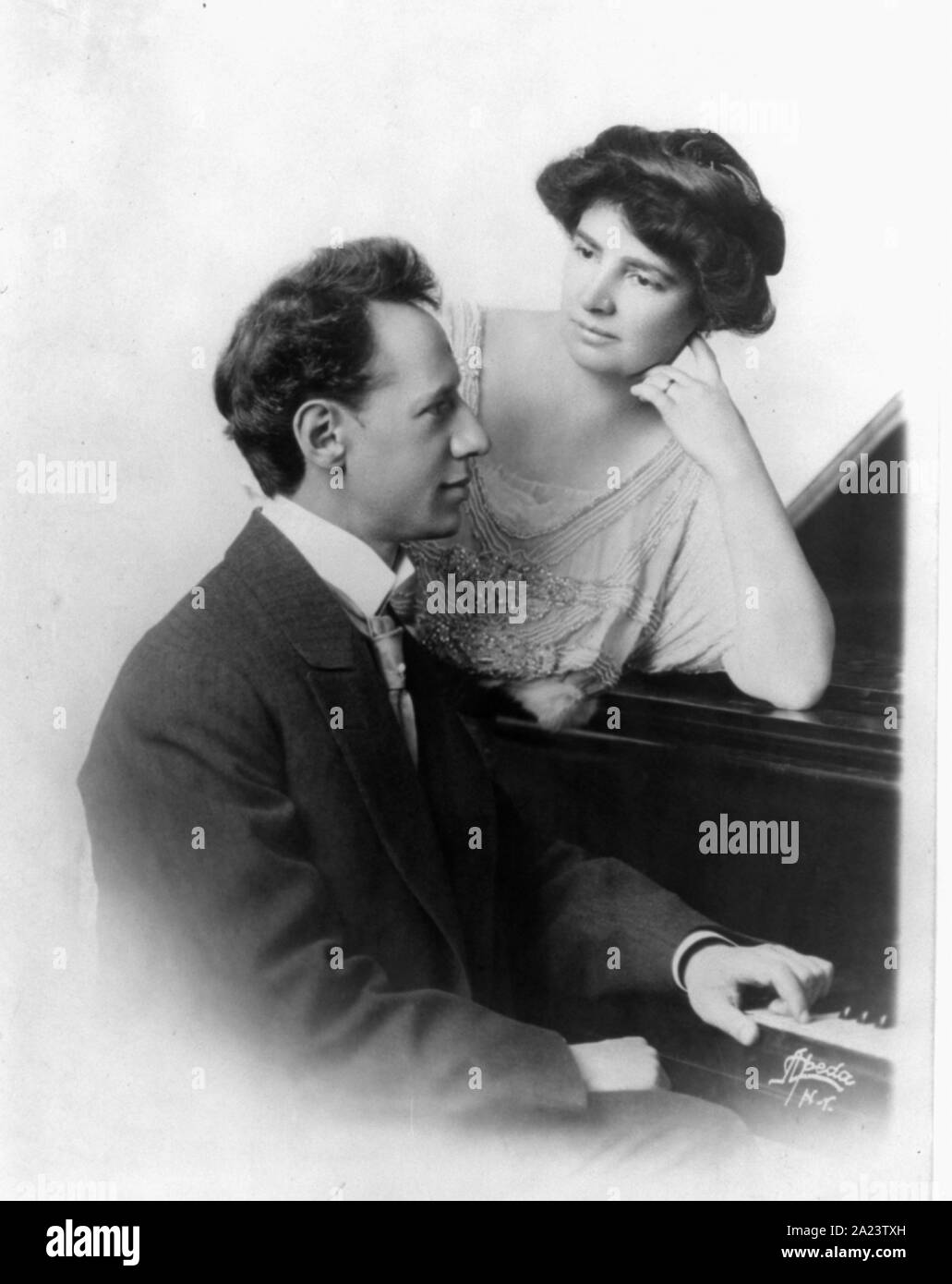 Ossip Gabrilowitsch, 1878-1936, Brustbild, am Klavier sitzt, richtige Profil, mit Frau Clara Clemens Stockfoto